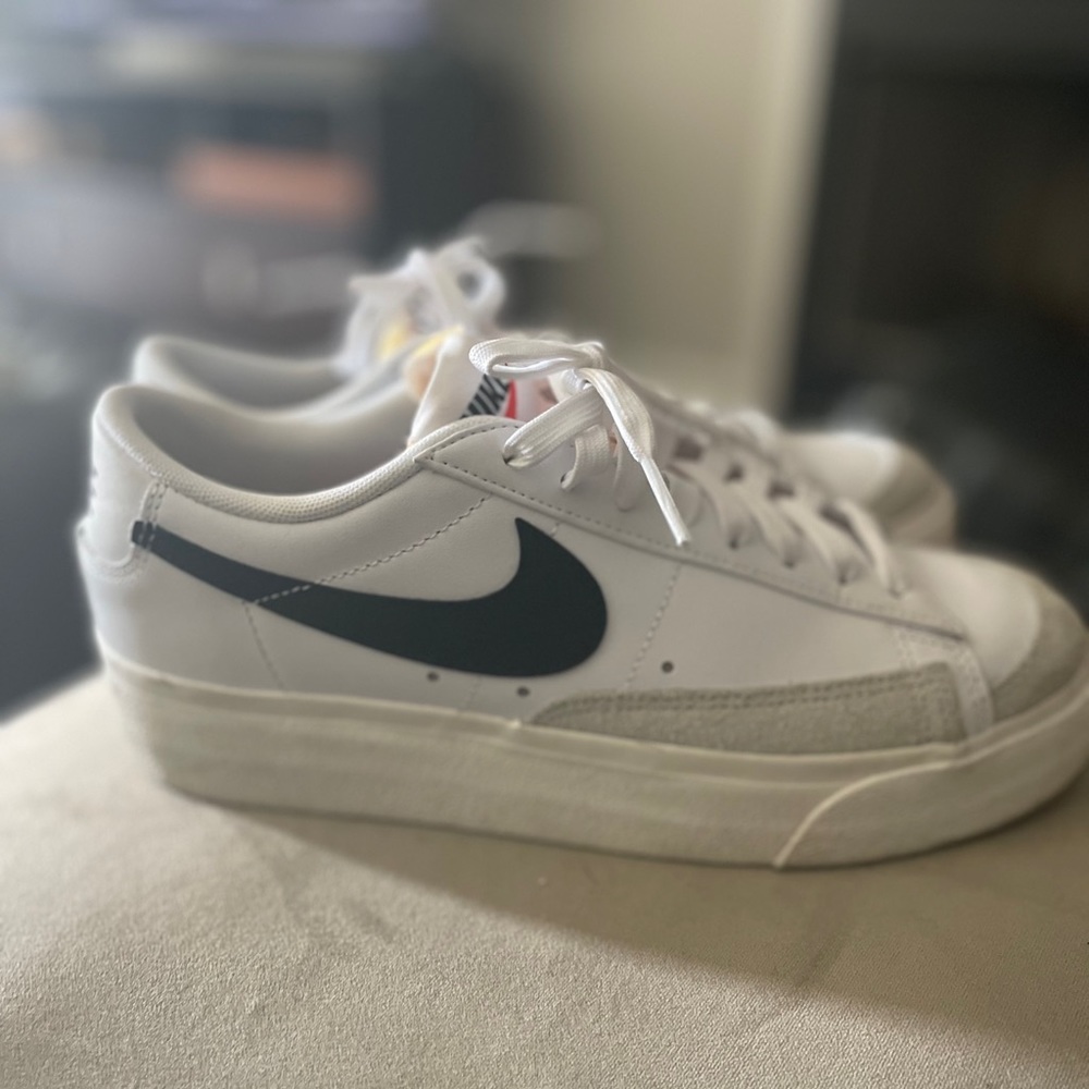 Women's Nike Sneakers Shoes Size 9